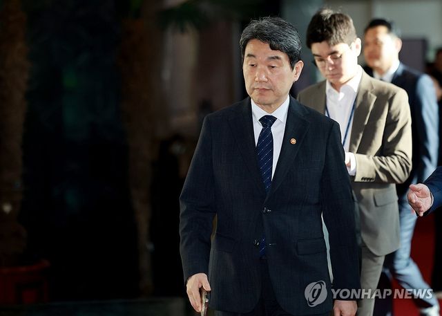 서울청사 출근하는 이주호 권한대행