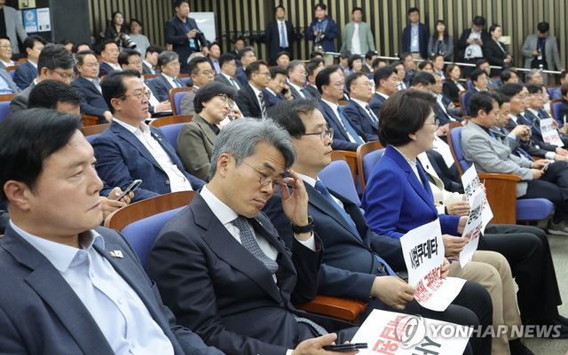 굳은 표정의 민주당 의원들