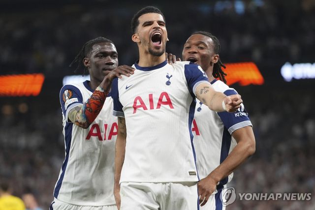 솔란케(가운데)의 득점 함께 세리머니 하는 토트넘 선수들.