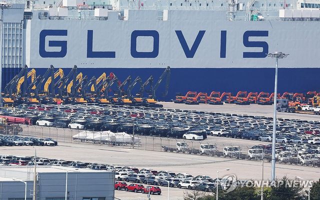 경기 평택항에서 수출 선적 기다리는 한국산 자동차들