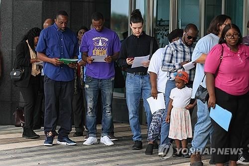 미 플로리다주 채용박람회에서 대기하는 줄