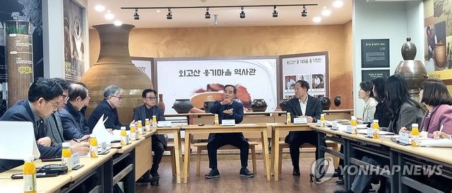 울산옹기축제 성공 개최 위한 회의 주재하는 이춘근 대표이사