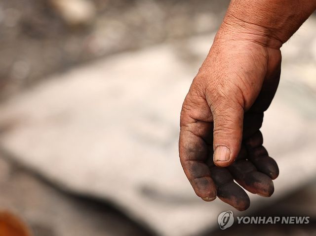 잔해 정리 후 남은 숯검정