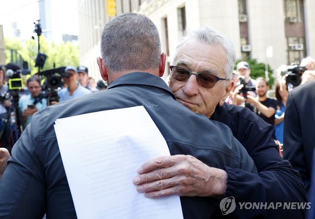 도널드 트럼프 대통령의 '성관계 입막음' 재판이 진행 중인 법원 앞에서 기자회견에 참석한 로버트 드니로