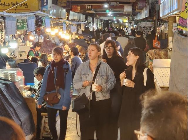 광장시장을 채운 외국인들 [사진/성연재 기자]