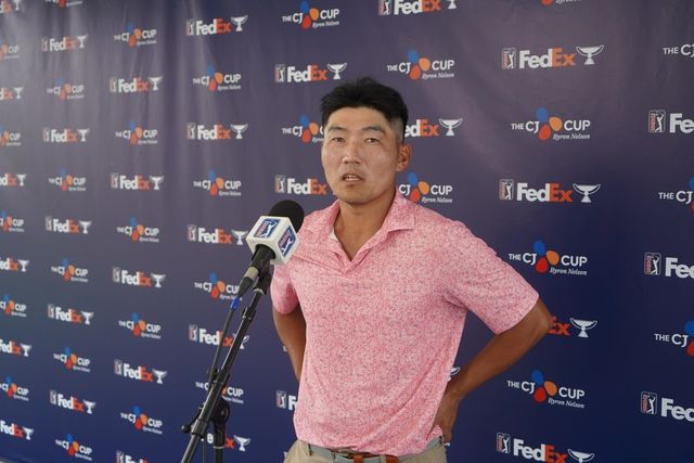 질문에 답하는 강성훈.