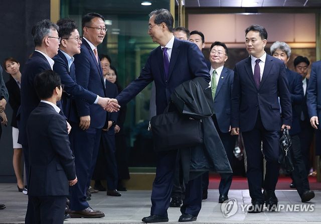 한덕수 권한대행, 총리실 간부들과 인사