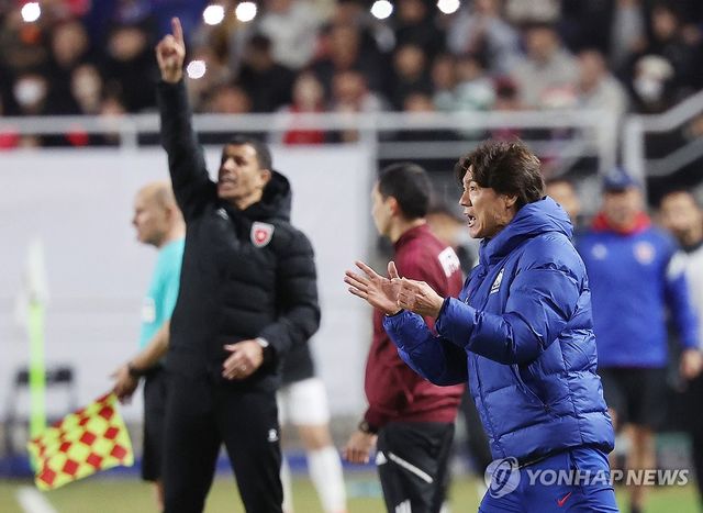 작전 지시 내리는 홍명보 감독