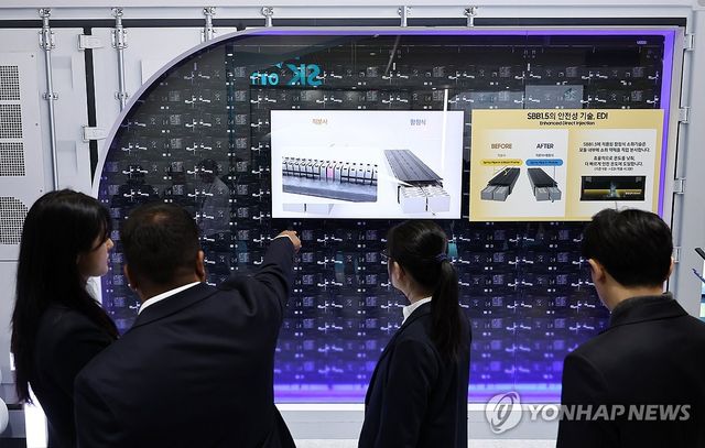 삼성SDI 부스 살피는 관람객