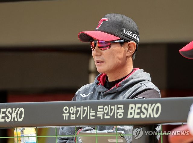 경기 지켜보는 염경엽 감독