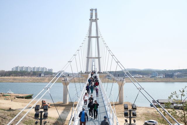 여주 남한강 출렁다리 개통