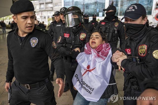 1일(현지시간) 경찰에 연행되는 튀르키예 이스탄불 집회 참가자