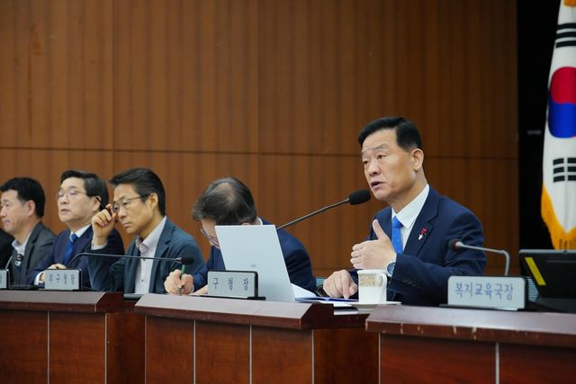 지난달 15일 성북구 확대간부회의에서 발언하는 이승로 구청장