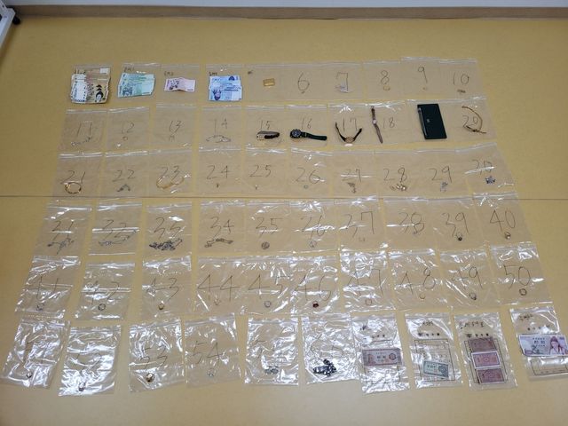 경찰이 A씨에게서 압수한 현금과 귀금속