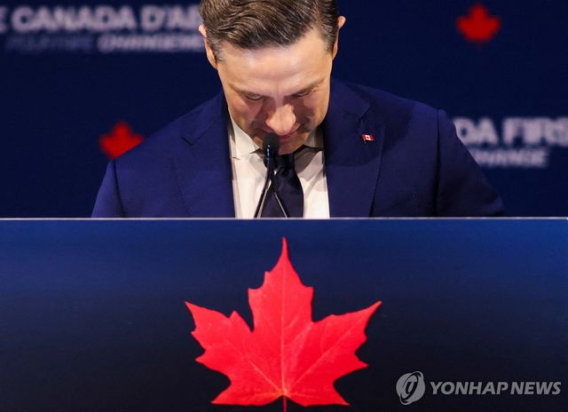 고개 숙인 포일리에브르 캐나다 보수당 대표