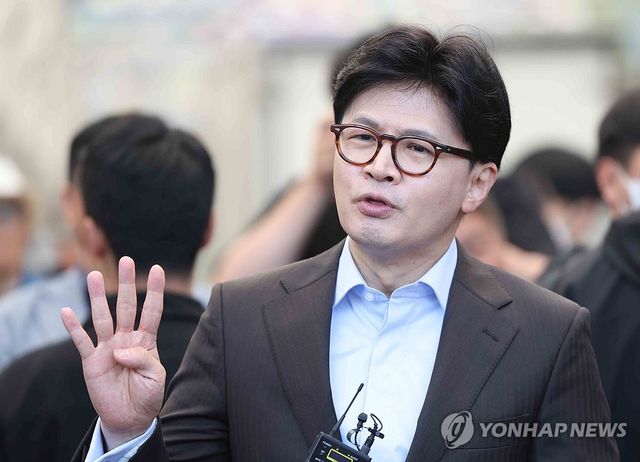 취재진 질문에 답하는 한동훈 후보