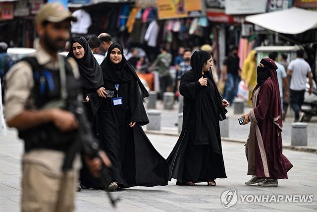 인도 경찰과 무슬림 여성들