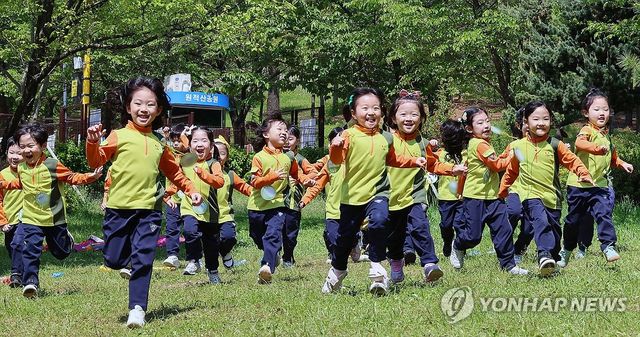 '어린이날 앞두고, 즐거운 아이들'