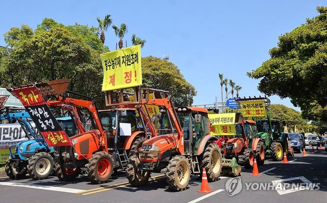 트랙터 시위 나선 제주 농민들