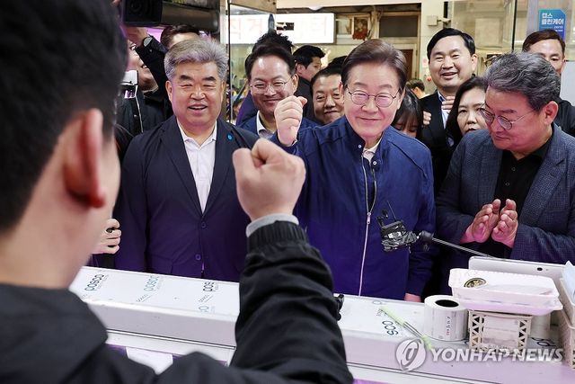 접경지역 시장 상인들 만나는 이재명 후보