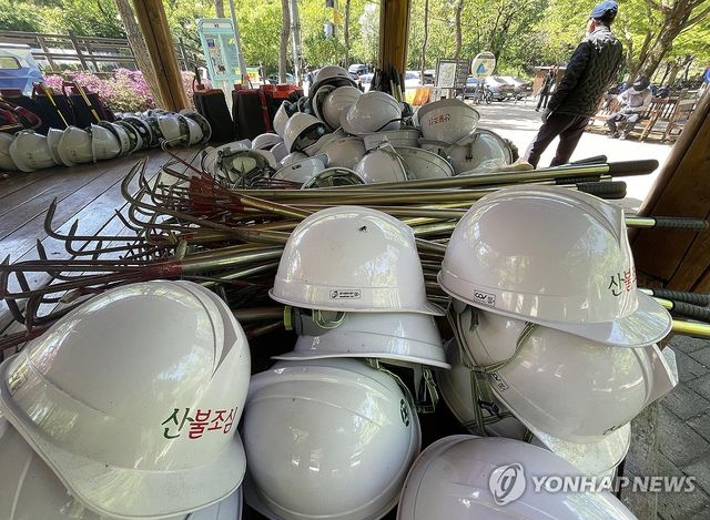 쌓여 있는 진화장비