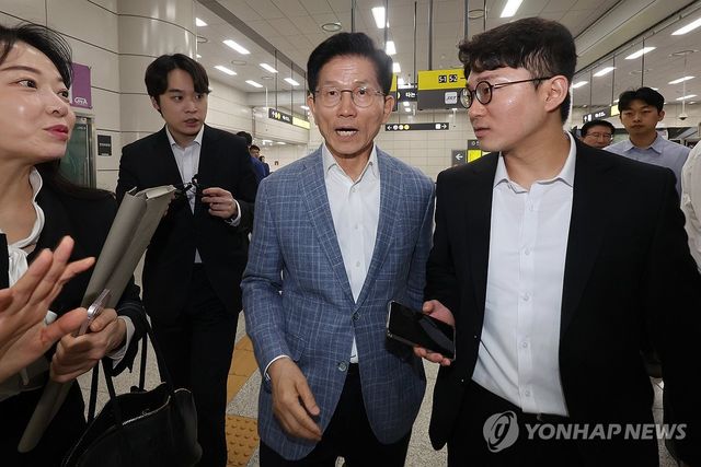 취재진 질문 받으며 이동하는 김문수 후보