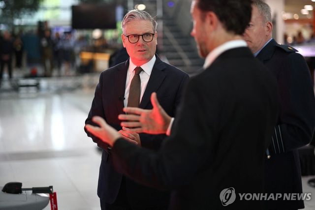 2일 국방 협력업체를 방문한 스타머 총리