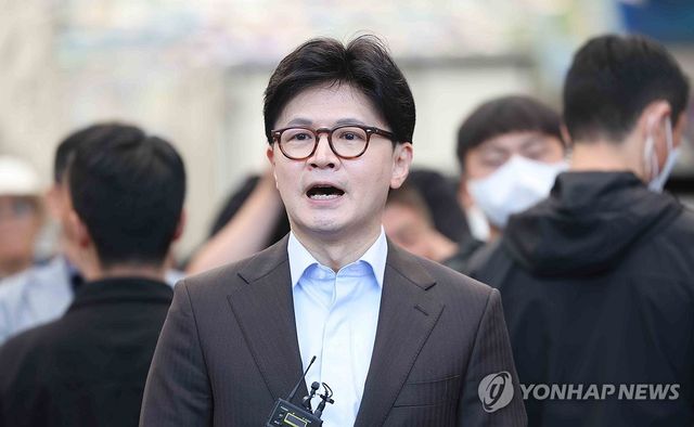 취재진 질문에 답하는 한동훈 후보