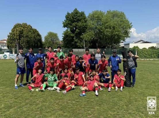 경기가 끝나고 기념사진을 찍은 U-15 대표팀 선수단.