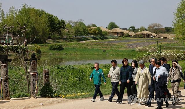 하회마을 산불피해 현장 살펴보는 장미란 제2차관