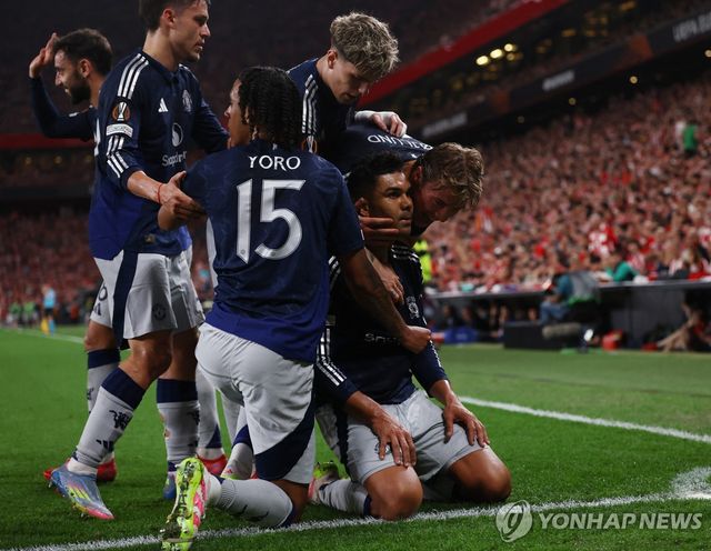 카제미루의 득점 후 세리머니 하는 맨유 선수들.