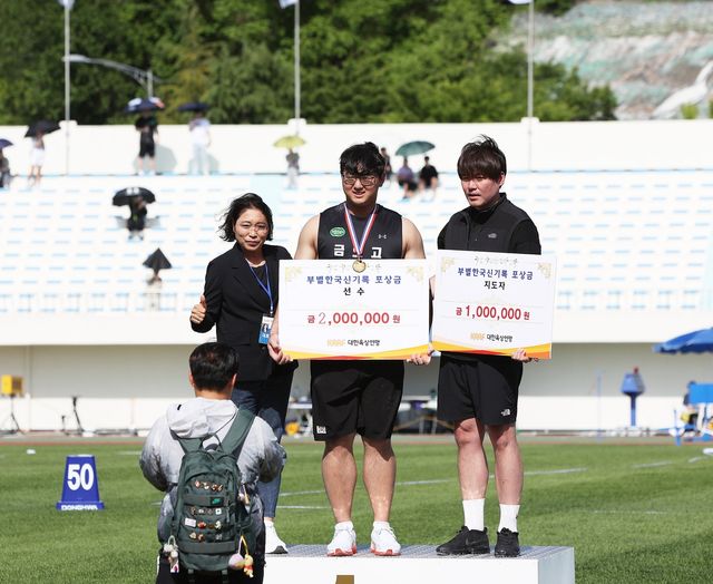 박시훈(가운데), 포환던지기 남고부 한국신기록