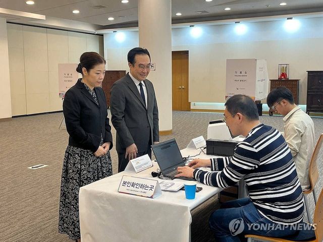 투표하는 주러시아대사 부부