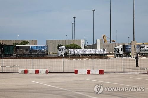 케렘샬롬 국경 검문소 지나는 구호트럭