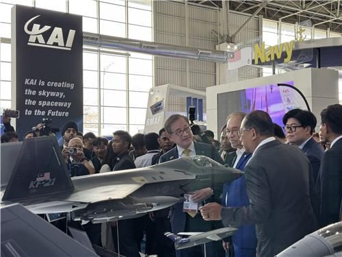 강구영 KAI 사장(가운데)이 말레이시아 총리에게 전시물 설명하는 장면