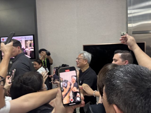 난강 전시관을 찾은 젠슨 황 엔비디아 CEO