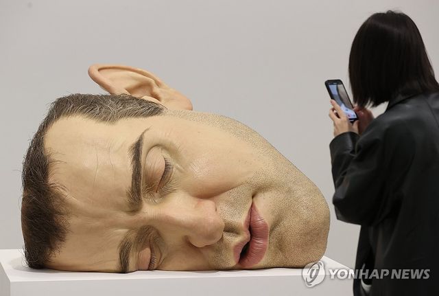 론 뮤익의 대표작 '마스크 II'