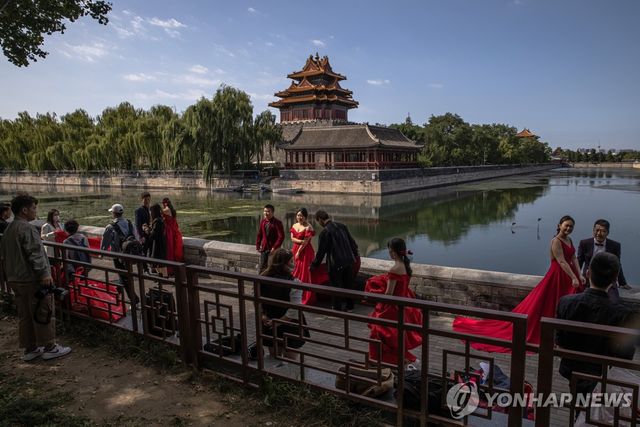 웨딩촬영하는 중국 커플들 [기사 내용과 직접 관련 없음. EPA=연합뉴스 자료사진