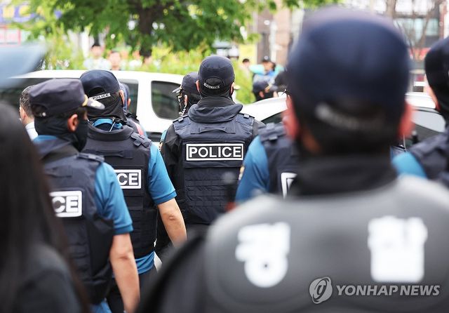 시흥서 흉기로 4명 사상, 분주하게 이동하는 경찰