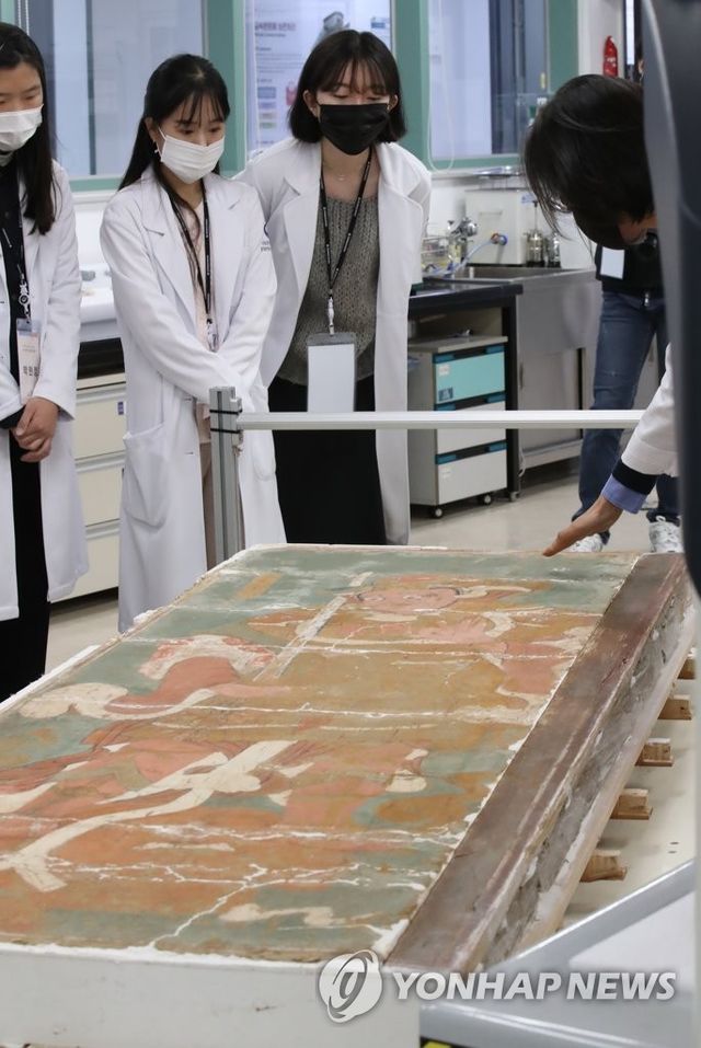 보존처리 과정 보는 대학생들