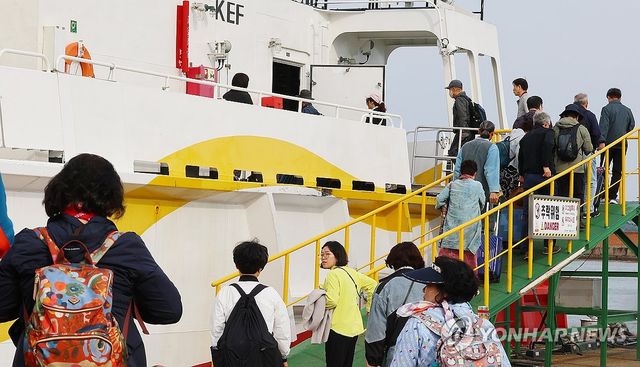 섬으로 떠나는 관광객들