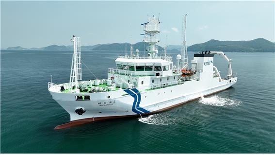 새로 취항하는 해양연구선 '이어도 2호'