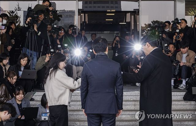 탄핵 소추 기각으로 업무 복귀하는 서울중앙지검장에 쏠린 시선