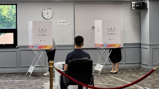 미국 재외투표소에서 투표하는 유권자