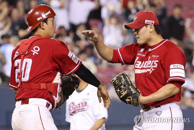 만루 위기 넘기고 5-3 승리 거둔 SSG