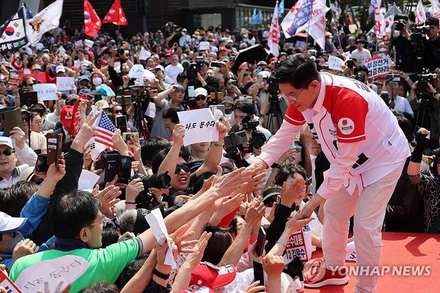 시민들에게 인사하는 김문수 후보