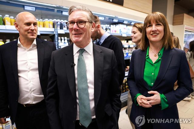 유통가 방문한 스타머 총리(가운데)와 리브스 재무장관(오른쪽)