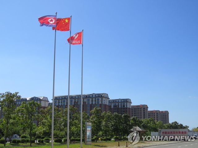 중국 단둥 호시무역구에 휘날리는 북중 양국 국기