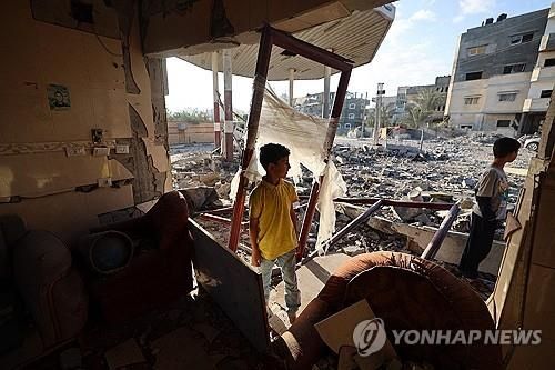 20일(현지시간) 이스라엘군 공습받은 가자지구 중부 누세이라트 난민캠프