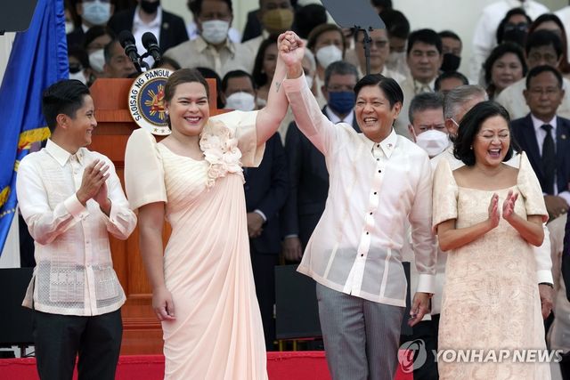 필리핀의 마르코스 대통령과 두테르테 부통령